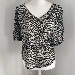 V-neck Express leopard tshirt